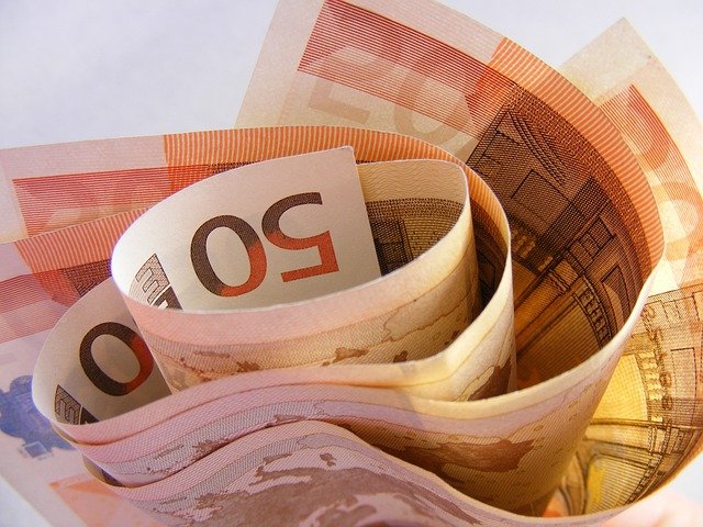 money-g5ea1b6f4b_640